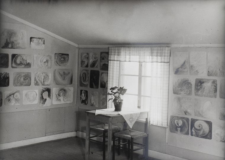 Ateliér v Munsö, kol. 1930, © By courtesy of The Hilma af Klint Foundation / Photo: Moderna Museet-Stockholm